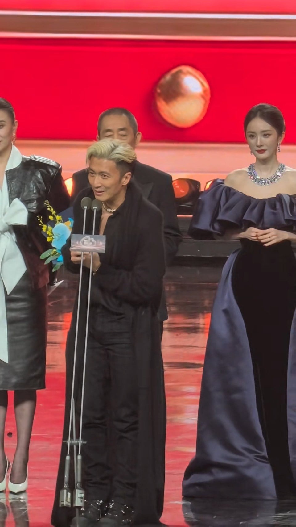 T&igrave;nh cũ kh&ocirc;ng rủ cũng tới: Bắt gặp Dương Mịch c&ocirc;ng khai nh&igrave;n Tạ Đ&igrave;nh Phong đắm đuối, chuyện qu&aacute; khứ bỗng hot lại?- Ảnh 4.