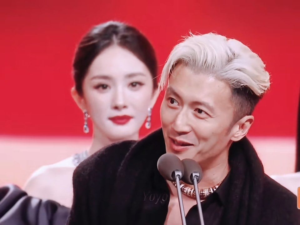 T&igrave;nh cũ kh&ocirc;ng rủ cũng tới: Bắt gặp Dương Mịch c&ocirc;ng khai nh&igrave;n Tạ Đ&igrave;nh Phong đắm đuối, chuyện qu&aacute; khứ bỗng hot lại?- Ảnh 2.