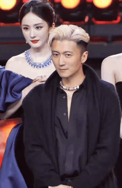 T&igrave;nh cũ kh&ocirc;ng rủ cũng tới: Bắt gặp Dương Mịch c&ocirc;ng khai nh&igrave;n Tạ Đ&igrave;nh Phong đắm đuối, chuyện qu&aacute; khứ bỗng hot lại?- Ảnh 1.