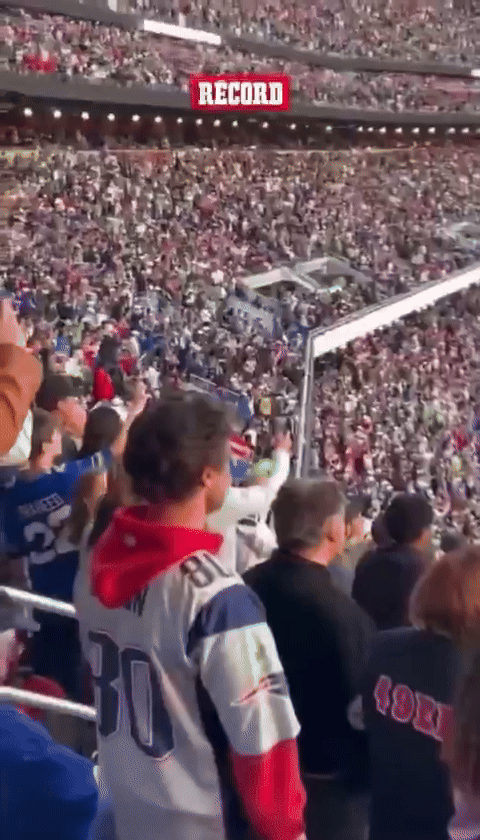 Sự thật về m&agrave;n tr&igrave;nh diễn lịch sử tại Super Bowl: Kh&aacute;n giả đứng đực như tượng, 70 ngh&igrave;n người kh&ocirc;ng tiếng h&ograve; reo- Ảnh 4.