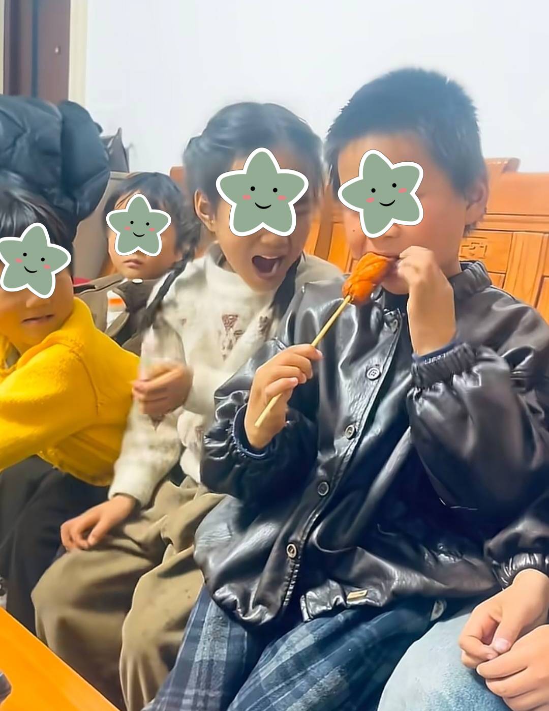 Cảnh 5 đứa trẻ chia nhau 1 cây xúc xích gây xôn xao- Ảnh 3.