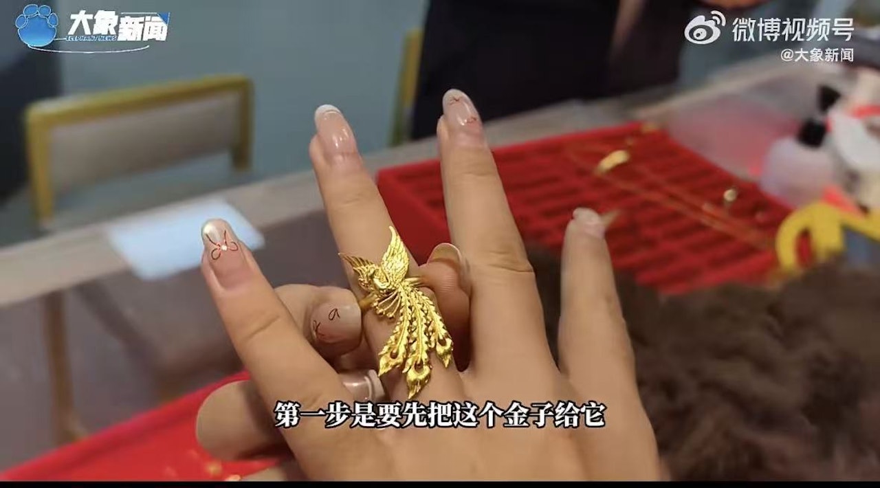 C&ocirc; g&aacute;i mang 2 chiếc nhẫn v&agrave;ng r&ograve;ng đi chế t&aacute;c lại, sau khi nung chảy ch&uacute;ng lại biến th&agrave;nh m&agrave;u trắng- Ảnh 1.