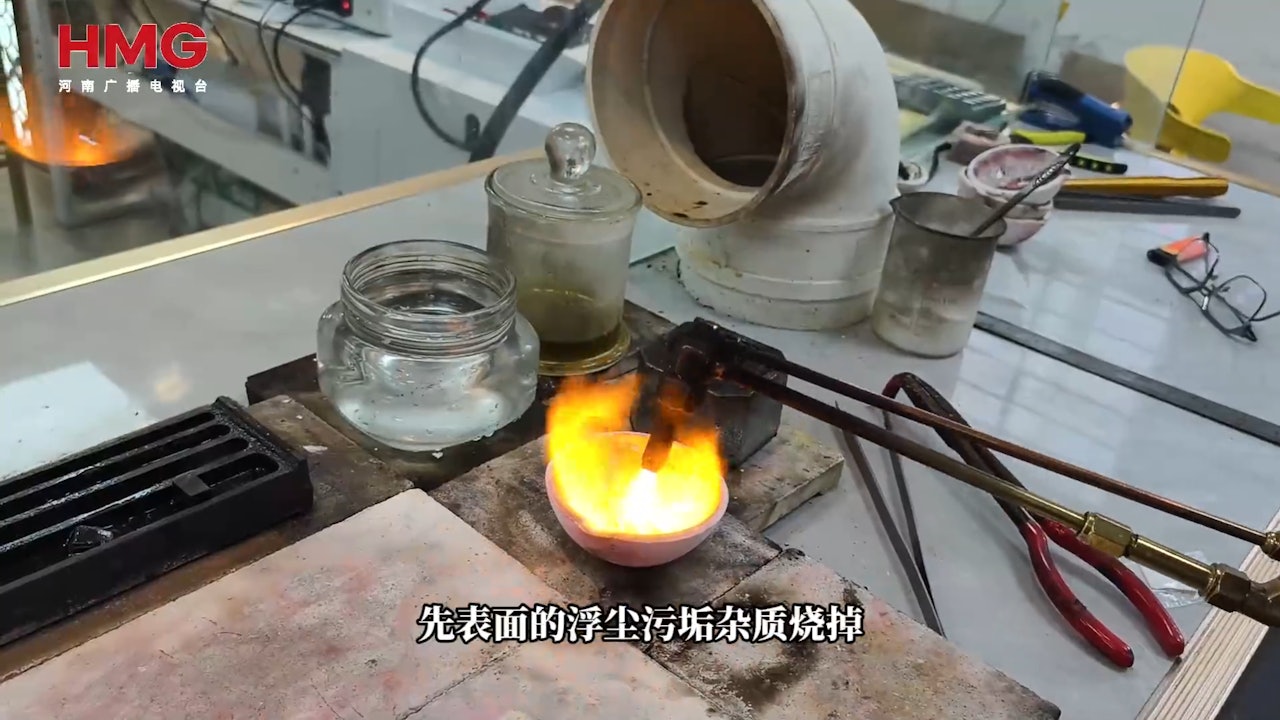 C&ocirc; g&aacute;i mang 2 chiếc nhẫn v&agrave;ng r&ograve;ng đi chế t&aacute;c lại, sau khi nung chảy ch&uacute;ng lại biến th&agrave;nh m&agrave;u trắng- Ảnh 3.