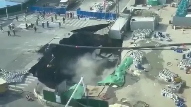 "Hố tử thần" khổng lồ xuất hiện tr&ecirc;n phố, c&ocirc;ng nh&acirc;n bỏ chạy tho&aacute;t th&acirc;n- Ảnh 1.