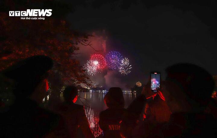 Miền Bắc đ&oacute;n kh&ocirc;ng kh&iacute; lạnh v&agrave;o đ&ecirc;m Giao thừa, m&ugrave;ng 1 Tết, trời mưa r&eacute;t- Ảnh 1.