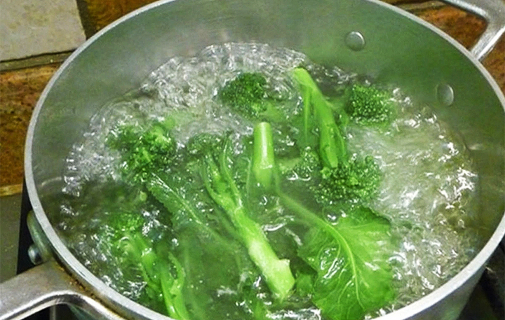 M&aacute;ch bạn 6 mẹo luộc rau xanh ng&aacute;t, kh&ocirc;ng mất chất- Ảnh 1.