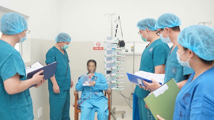 Con trai hiến gan, gi&agrave;nh lại sự sống cho mẹ trong giờ ph&uacute;t nguy kịch- Ảnh 1.