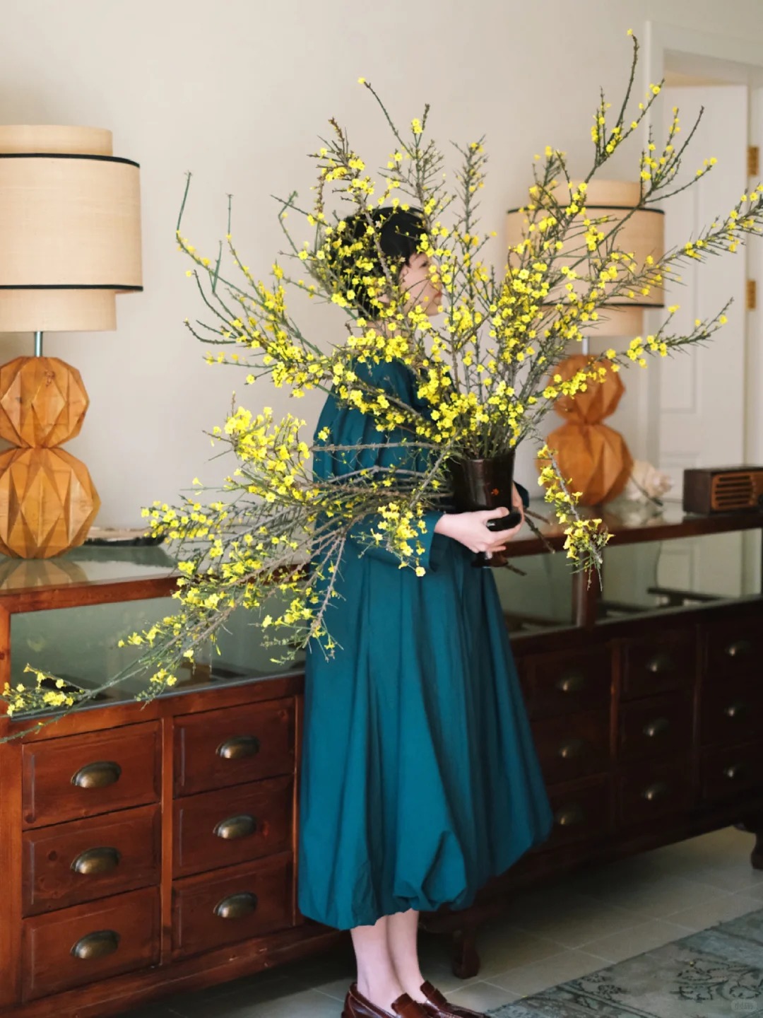 M&ugrave;a xu&acirc;n nằm trọn trong một b&igrave;nh Ngh&ecirc;nh Xu&acirc;n: Sắc v&agrave;ng rực rỡ, c&agrave;nh rủ mềm mại như suối t&oacute;c, chưng Tết vừa sang vừa h&uacute;t lộc- Ảnh 4.