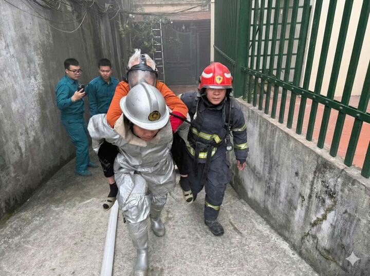 Cảnh sát giải cứu cụ bà và cháu nhỏ mắc kẹt trong căn nhà bốc cháy ngày cận Tết- Ảnh 1.