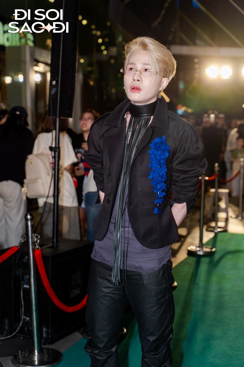 H&agrave;nh động của Trường Giang với Jack tr&ecirc;n thảm đỏ g&acirc;y x&ocirc;n xao c&otilde;i mạng- Ảnh 1.