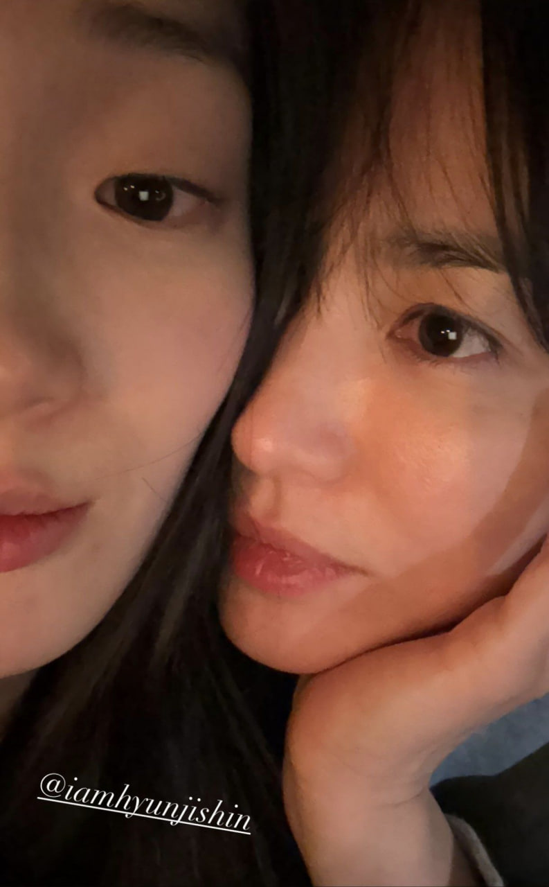 Nổ tung MXH: Song Hye Kyo trượt tay đăng ảnh m&aacute; kề m&aacute; với 1 người hậu ly h&ocirc;n Song Joong Ki- Ảnh 1.