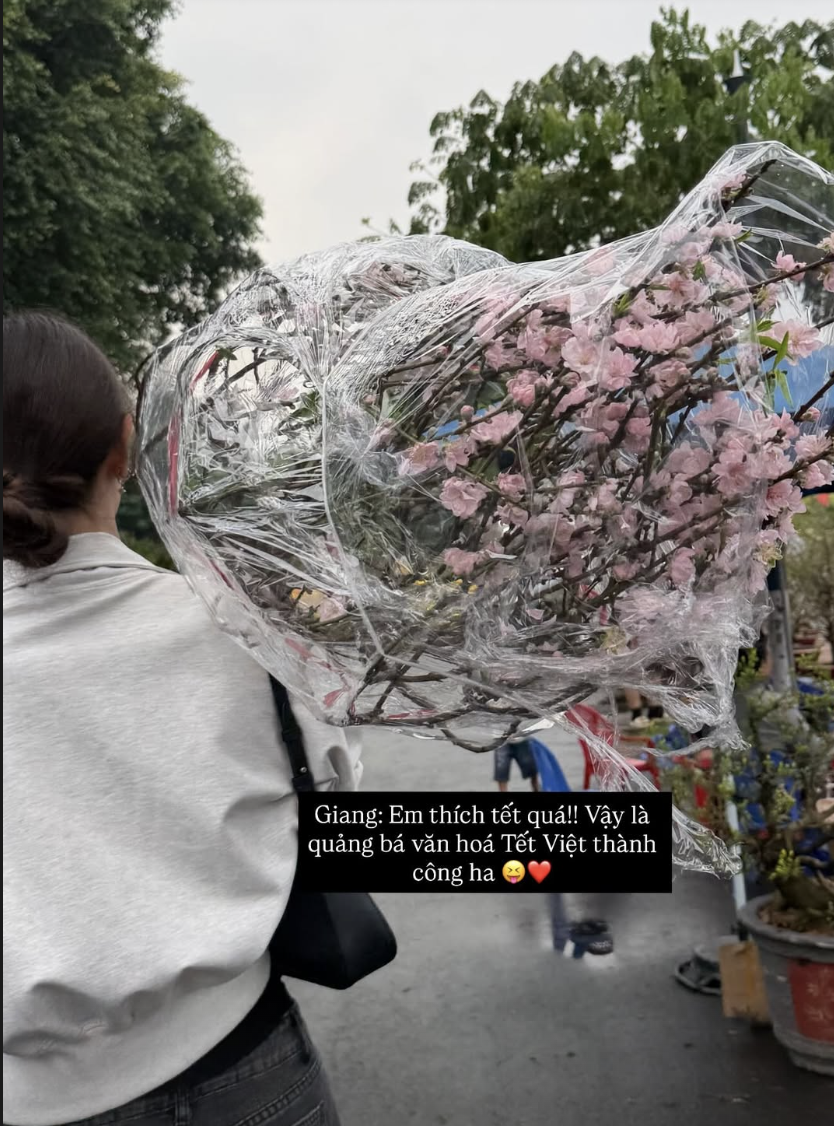 Yến Xu&acirc;n khoe ảnh sắm Tết rộn r&agrave;ng v&ocirc; t&igrave;nh để lộ chi tiết đặc biệt với mẹ Văn L&acirc;m: Netizen rần rần 