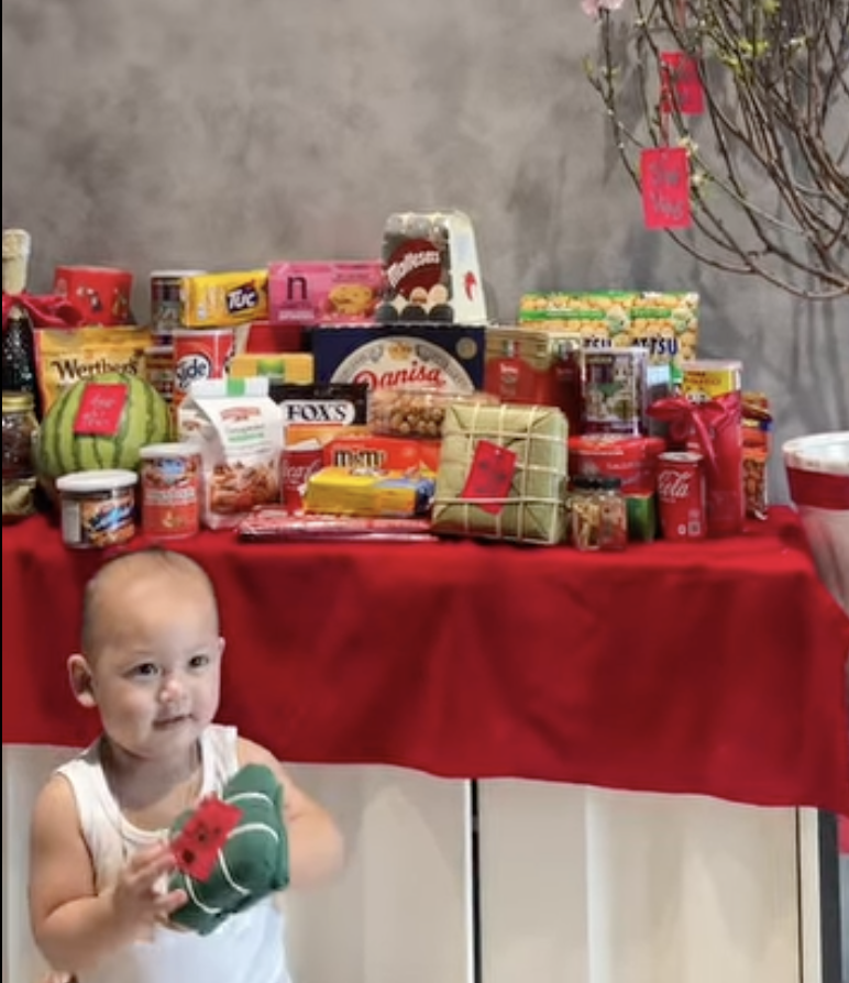 Yến Xu&acirc;n khoe ảnh sắm Tết rộn r&agrave;ng v&ocirc; t&igrave;nh để lộ chi tiết đặc biệt với mẹ Văn L&acirc;m: Netizen rần rần 