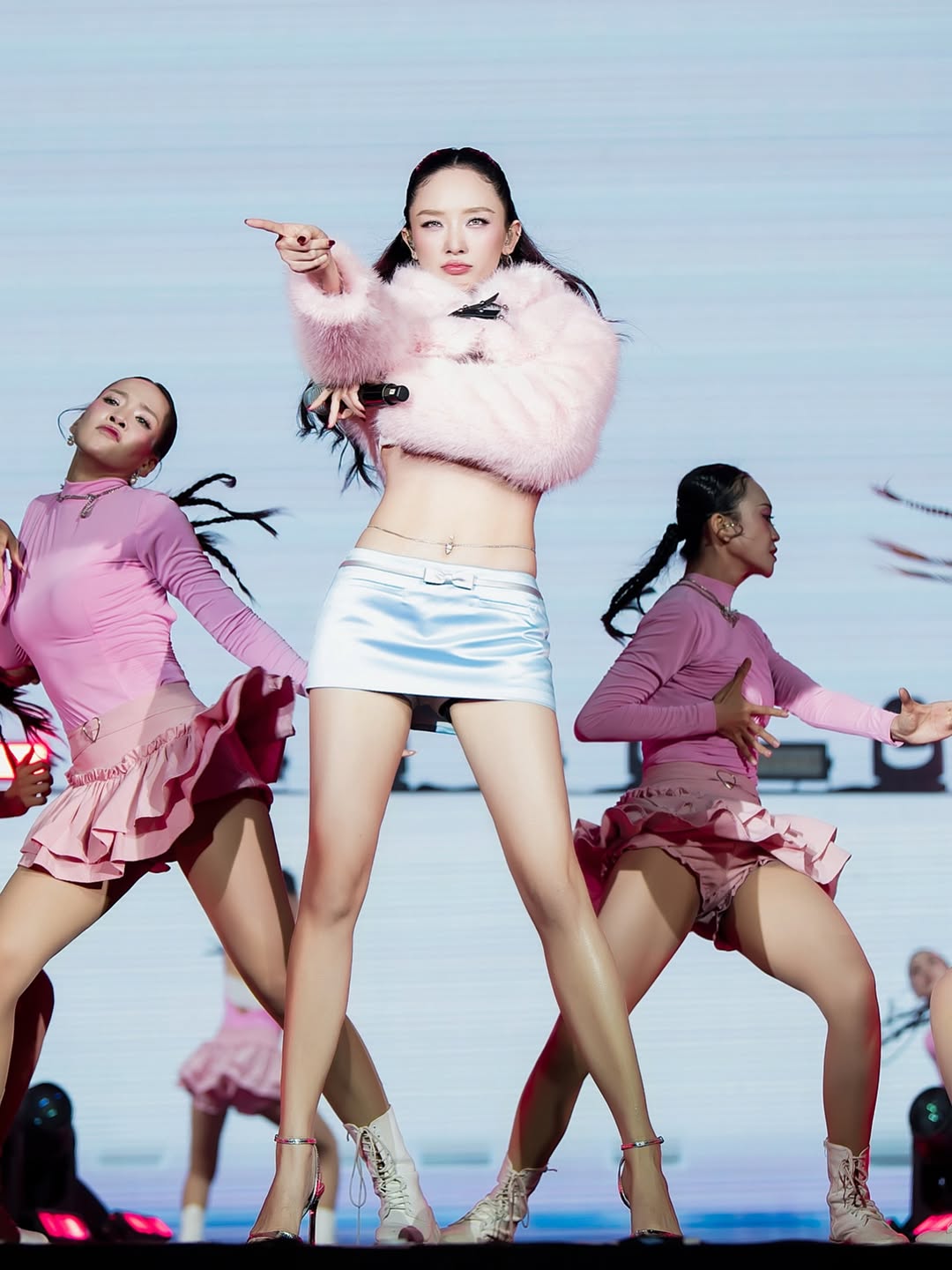 T&oacute;c Ti&ecirc;n g&acirc;y sốt v&igrave; v&aacute;y ngắn- Ảnh 9.