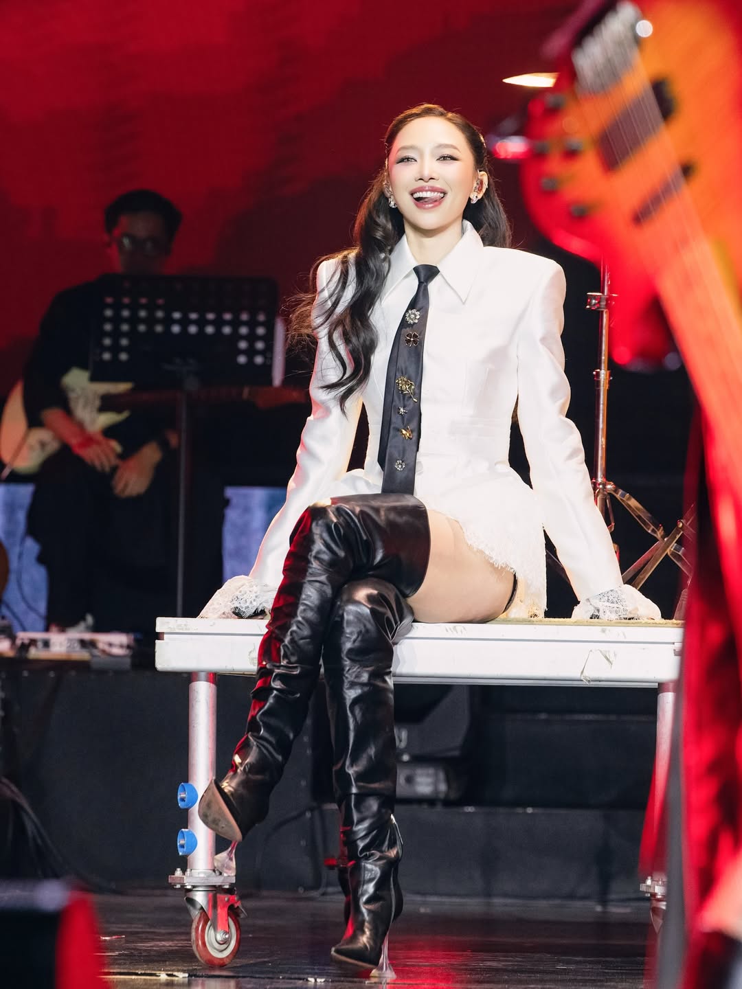 T&oacute;c Ti&ecirc;n g&acirc;y sốt v&igrave; v&aacute;y ngắn- Ảnh 8.