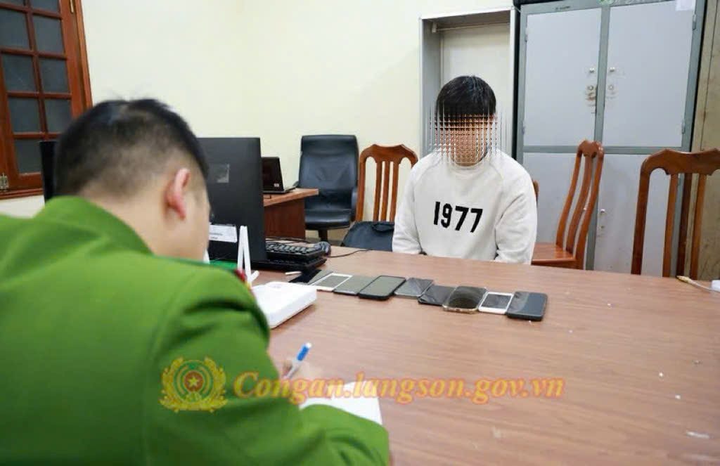 Ph&aacute;t hiện 8 người vay 600 triệu đồng với l&atilde;i suất l&ecirc;n đến 365%/năm từ thanh ni&ecirc;n SN 2000, c&ocirc;ng an tức tốc v&agrave;o cuộc điều tra- Ảnh 1.