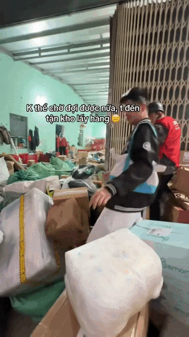 Chờ m&ograve;n cổ kh&ocirc;ng thấy shipper, d&acirc;n t&igrave;nh k&eacute;o nhau ra tận kho h&agrave;ng "giải cứu" đồ Tết- Ảnh 3.