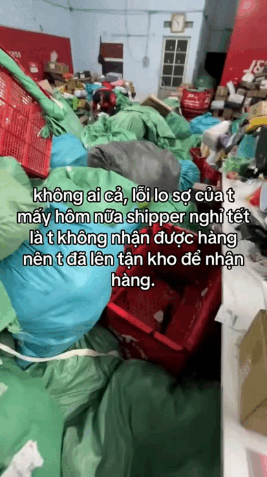Chờ m&ograve;n cổ kh&ocirc;ng thấy shipper, d&acirc;n t&igrave;nh k&eacute;o nhau ra tận kho h&agrave;ng "giải cứu" đồ Tết- Ảnh 1.