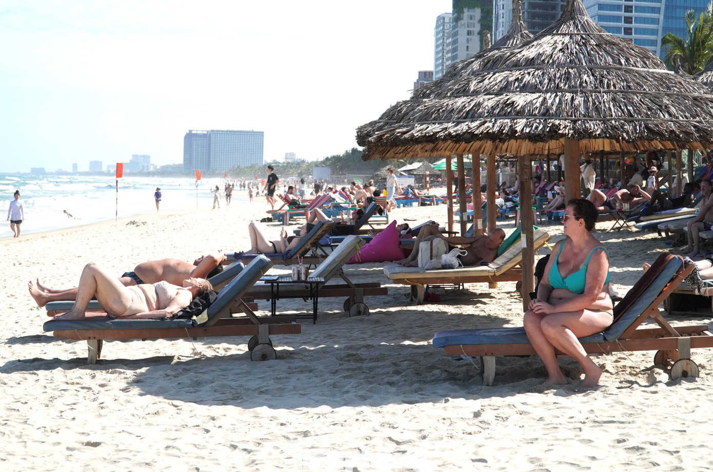 Kh&aacute;ch T&acirc;y đổ ra biển Đ&agrave; Nẵng đ&ocirc;ng kh&ocirc;ng tưởng- Ảnh 8.