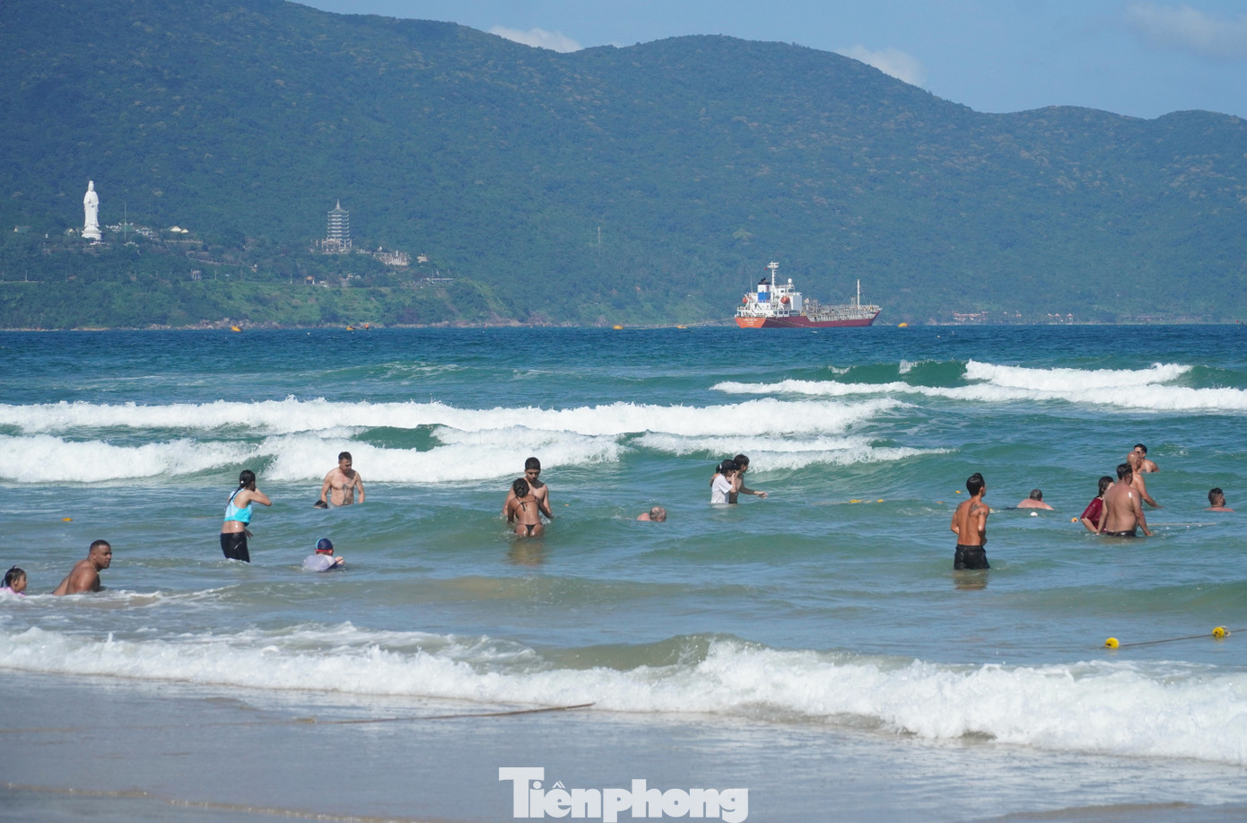 Kh&aacute;ch T&acirc;y đổ ra biển Đ&agrave; Nẵng đ&ocirc;ng kh&ocirc;ng tưởng- Ảnh 15.