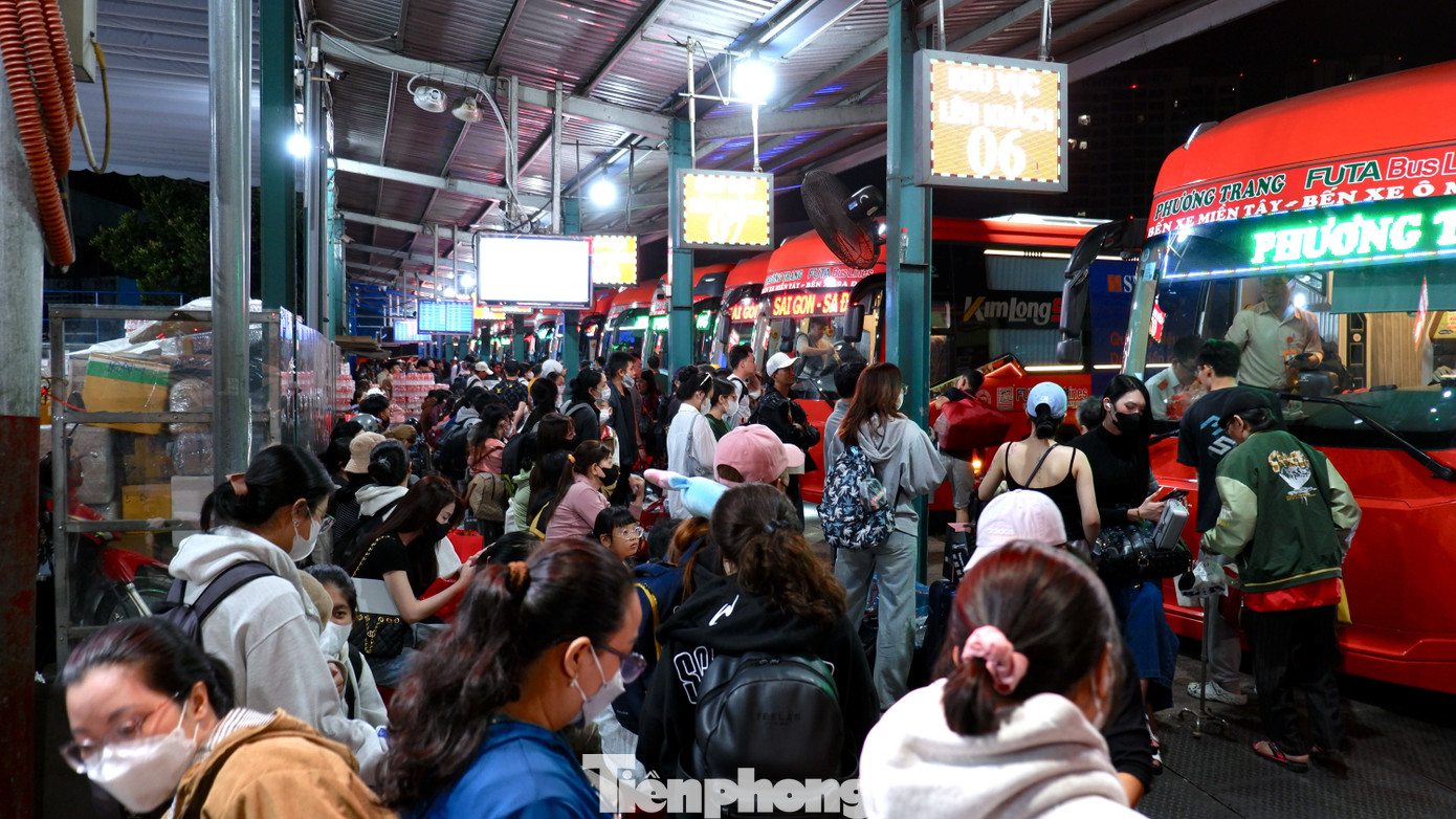 Trắng đ&ecirc;m ở bến xe Miền T&acirc;y: H&agrave;ng ngh&igrave;n người chen ch&acirc;n chờ xe về qu&ecirc; đ&oacute;n Tết- Ảnh 11.