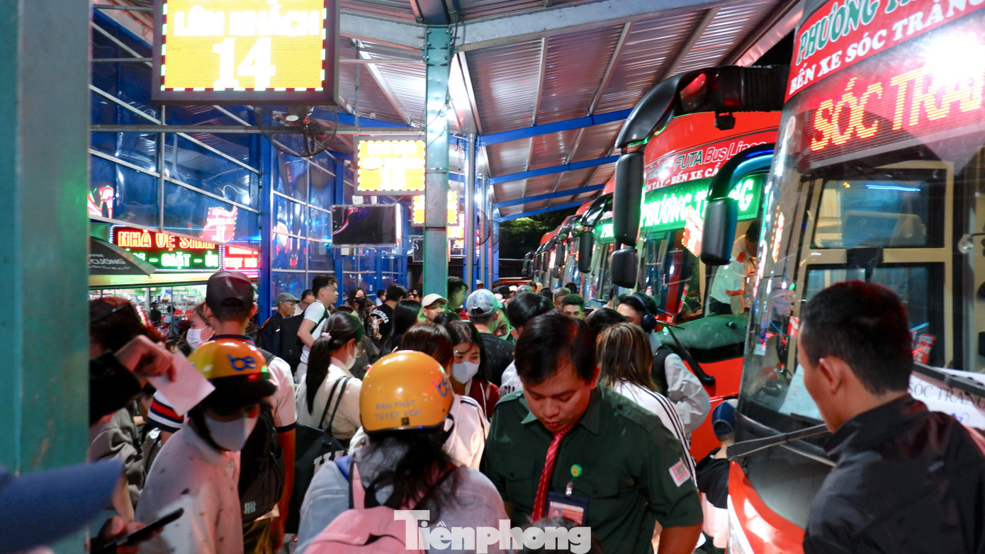 Trắng đ&ecirc;m ở bến xe Miền T&acirc;y: H&agrave;ng ngh&igrave;n người chen ch&acirc;n chờ xe về qu&ecirc; đ&oacute;n Tết- Ảnh 7.