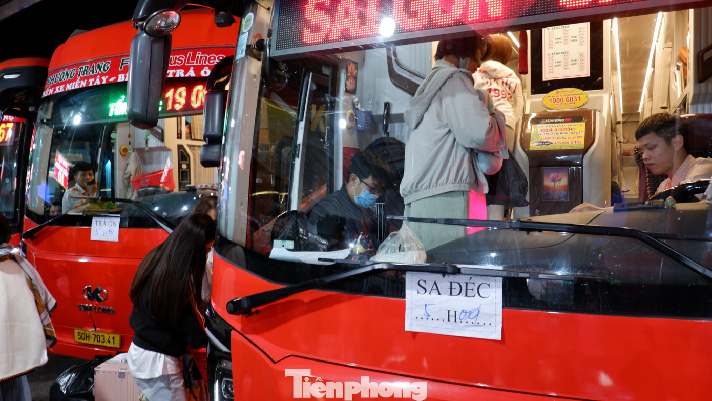 Trắng đ&ecirc;m ở bến xe Miền T&acirc;y: H&agrave;ng ngh&igrave;n người chen ch&acirc;n chờ xe về qu&ecirc; đ&oacute;n Tết- Ảnh 12.