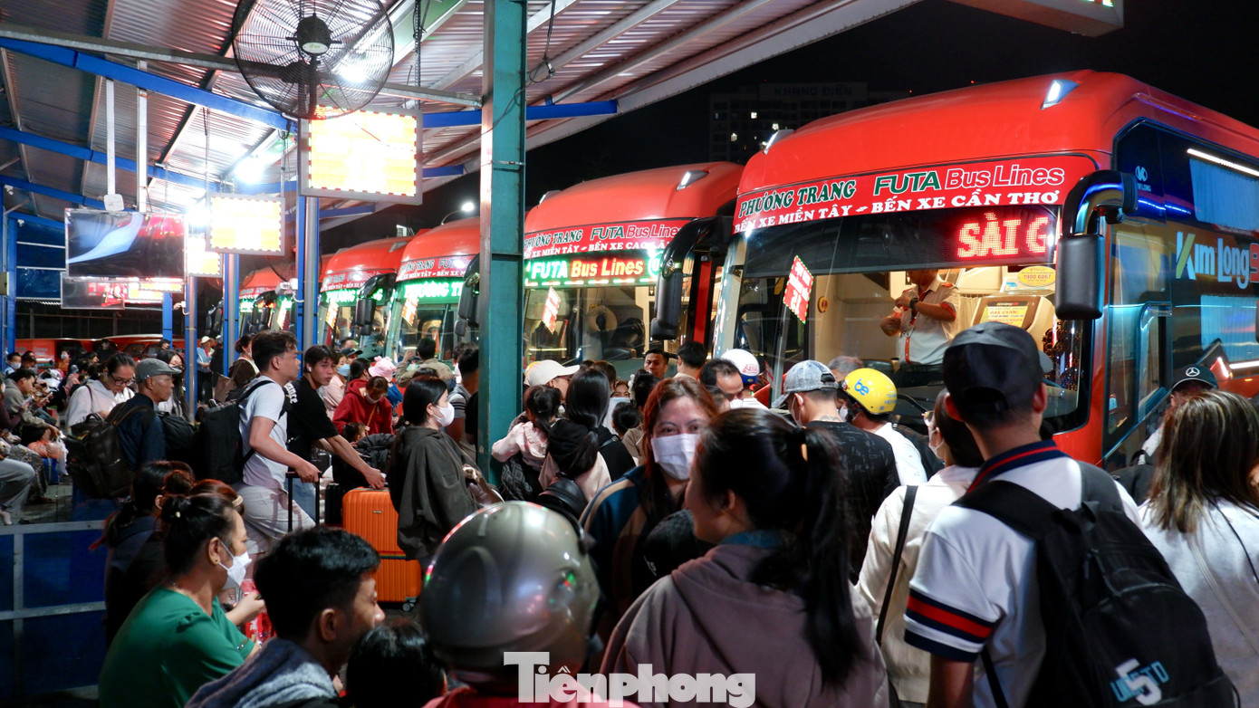 Trắng đ&ecirc;m ở bến xe Miền T&acirc;y: H&agrave;ng ngh&igrave;n người chen ch&acirc;n chờ xe về qu&ecirc; đ&oacute;n Tết- Ảnh 6.