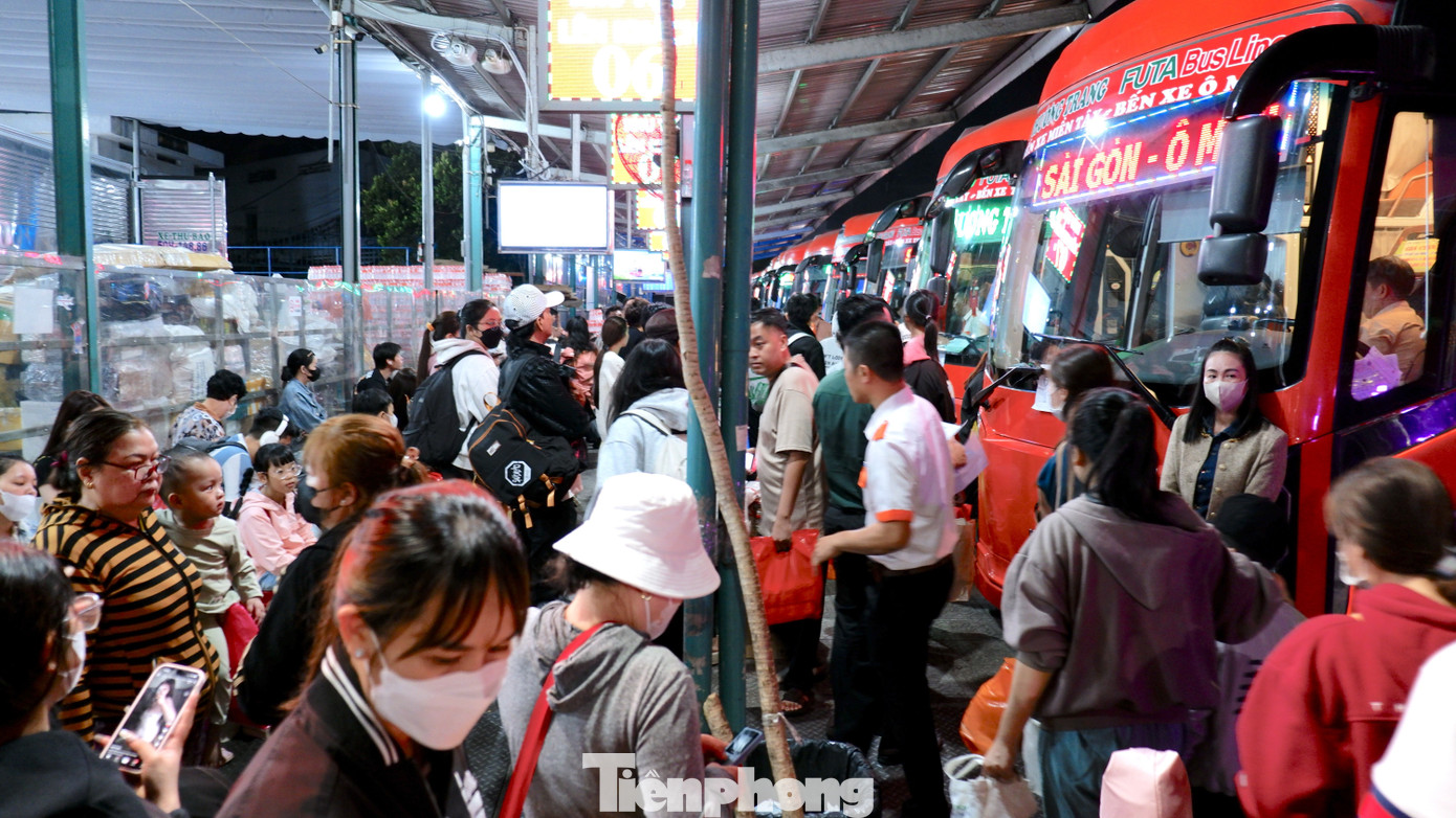 Trắng đ&ecirc;m ở bến xe Miền T&acirc;y: H&agrave;ng ngh&igrave;n người chen ch&acirc;n chờ xe về qu&ecirc; đ&oacute;n Tết- Ảnh 10.