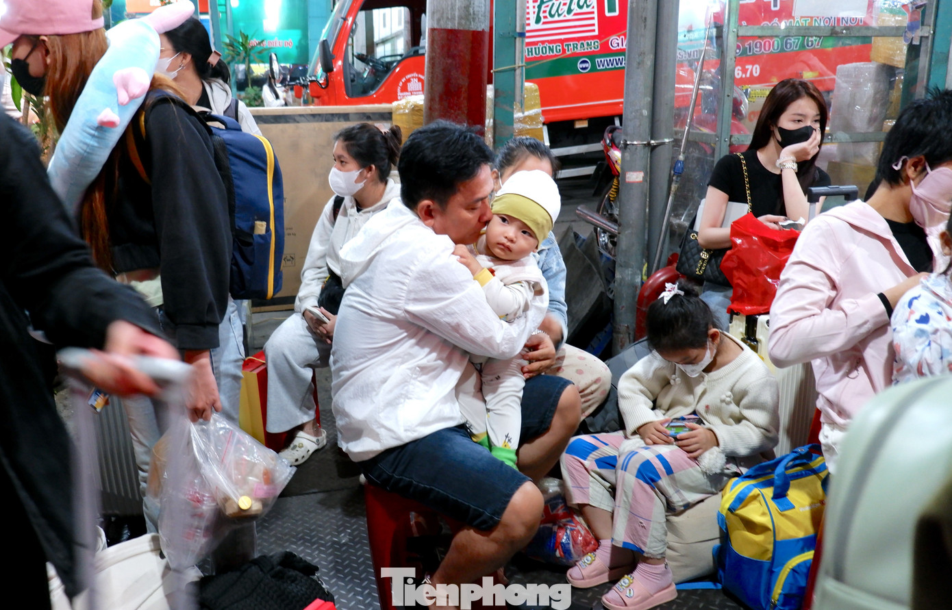 Trắng đ&ecirc;m ở bến xe Miền T&acirc;y: H&agrave;ng ngh&igrave;n người chen ch&acirc;n chờ xe về qu&ecirc; đ&oacute;n Tết- Ảnh 5.