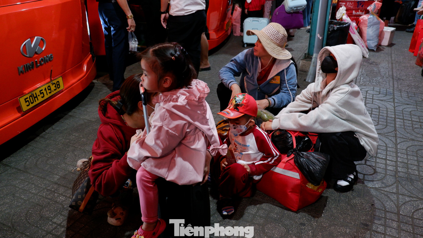 Trắng đ&ecirc;m ở bến xe Miền T&acirc;y: H&agrave;ng ngh&igrave;n người chen ch&acirc;n chờ xe về qu&ecirc; đ&oacute;n Tết- Ảnh 13.