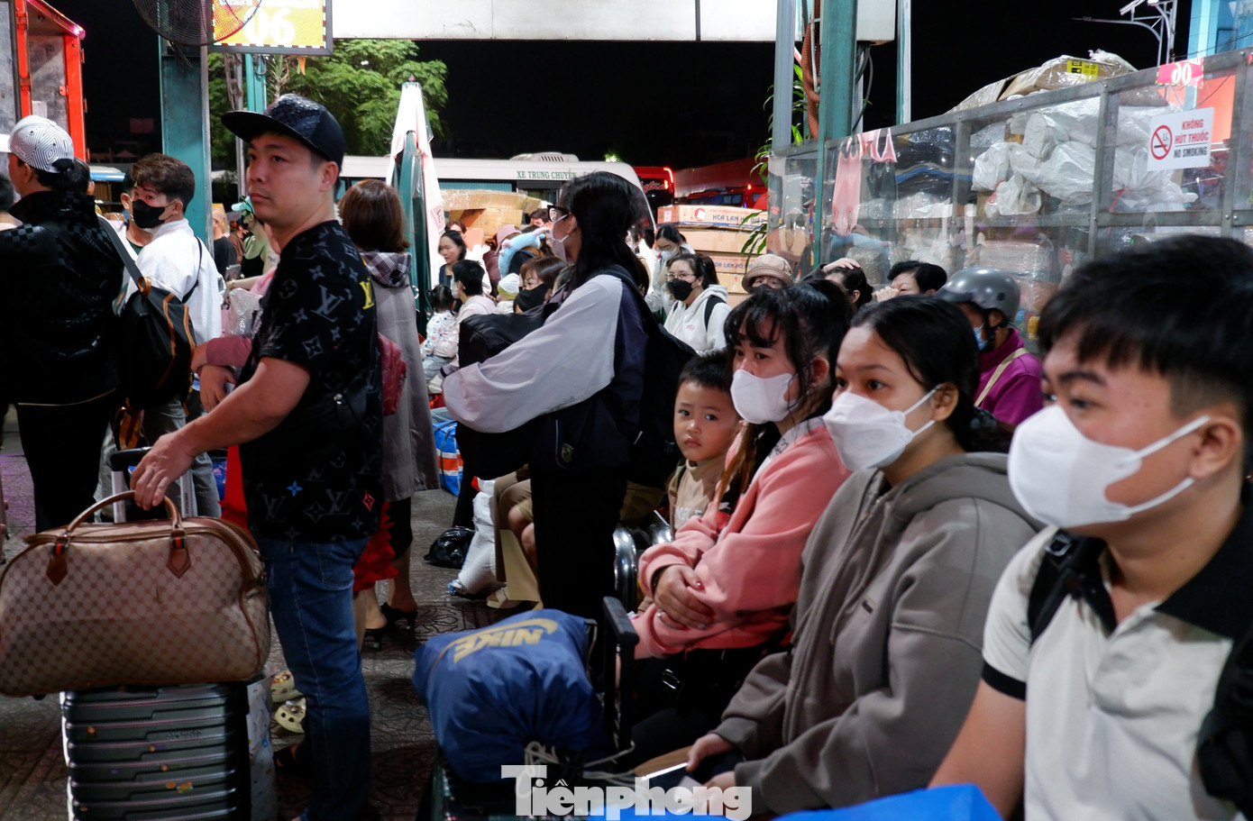 Trắng đ&ecirc;m ở bến xe Miền T&acirc;y: H&agrave;ng ngh&igrave;n người chen ch&acirc;n chờ xe về qu&ecirc; đ&oacute;n Tết- Ảnh 9.