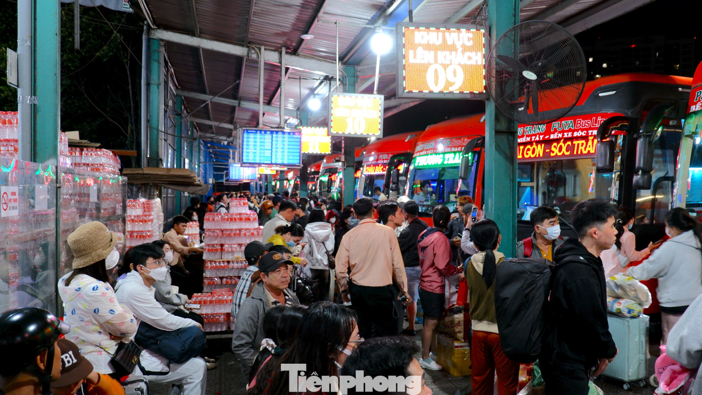 Trắng đ&ecirc;m ở bến xe Miền T&acirc;y: H&agrave;ng ngh&igrave;n người chen ch&acirc;n chờ xe về qu&ecirc; đ&oacute;n Tết- Ảnh 8.