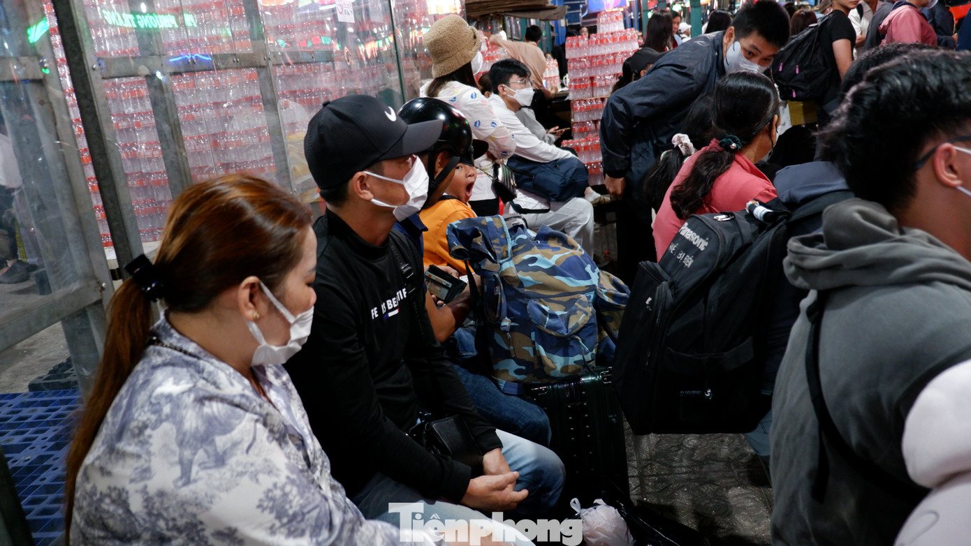 Trắng đ&ecirc;m ở bến xe Miền T&acirc;y: H&agrave;ng ngh&igrave;n người chen ch&acirc;n chờ xe về qu&ecirc; đ&oacute;n Tết- Ảnh 16.