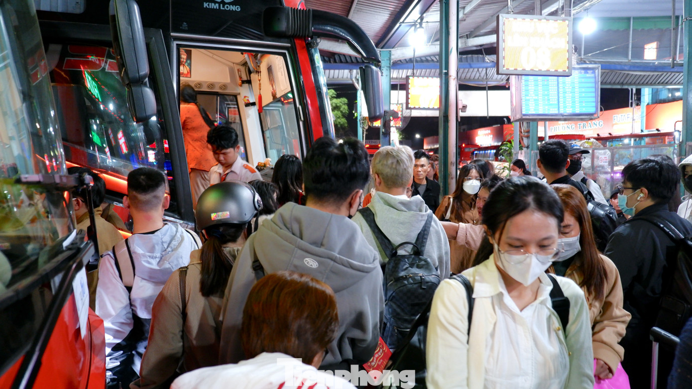 Trắng đ&ecirc;m ở bến xe Miền T&acirc;y: H&agrave;ng ngh&igrave;n người chen ch&acirc;n chờ xe về qu&ecirc; đ&oacute;n Tết- Ảnh 4.