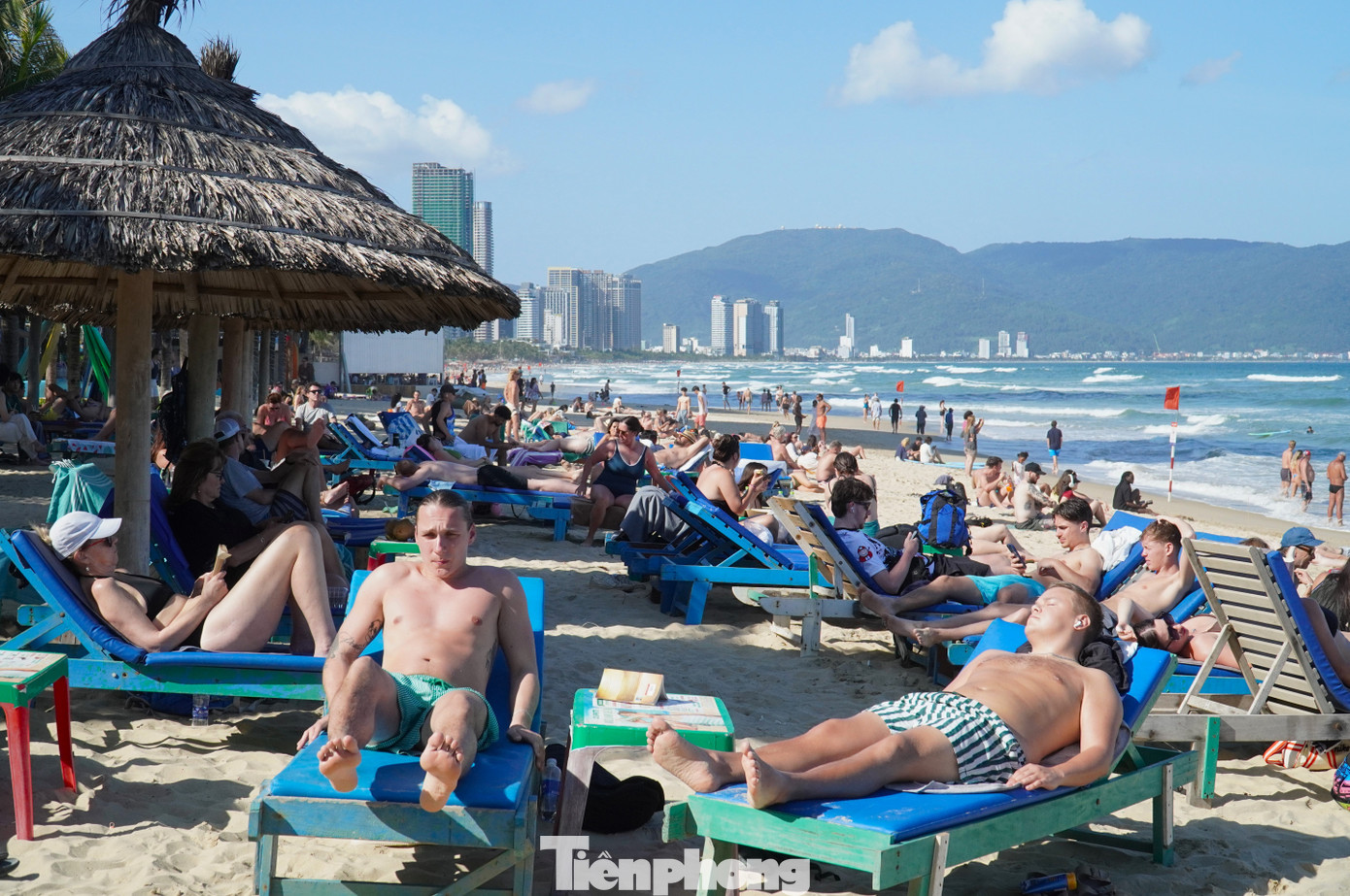 Kh&aacute;ch T&acirc;y đổ ra biển Đ&agrave; Nẵng đ&ocirc;ng kh&ocirc;ng tưởng- Ảnh 1.