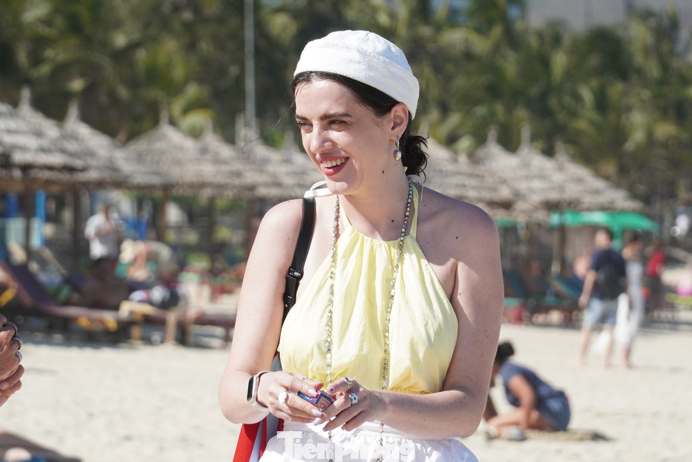 Kh&aacute;ch T&acirc;y đổ ra biển Đ&agrave; Nẵng đ&ocirc;ng kh&ocirc;ng tưởng- Ảnh 4.