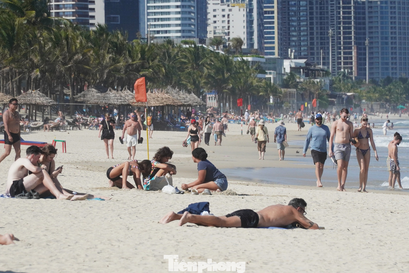 Kh&aacute;ch T&acirc;y đổ ra biển Đ&agrave; Nẵng đ&ocirc;ng kh&ocirc;ng tưởng- Ảnh 5.
