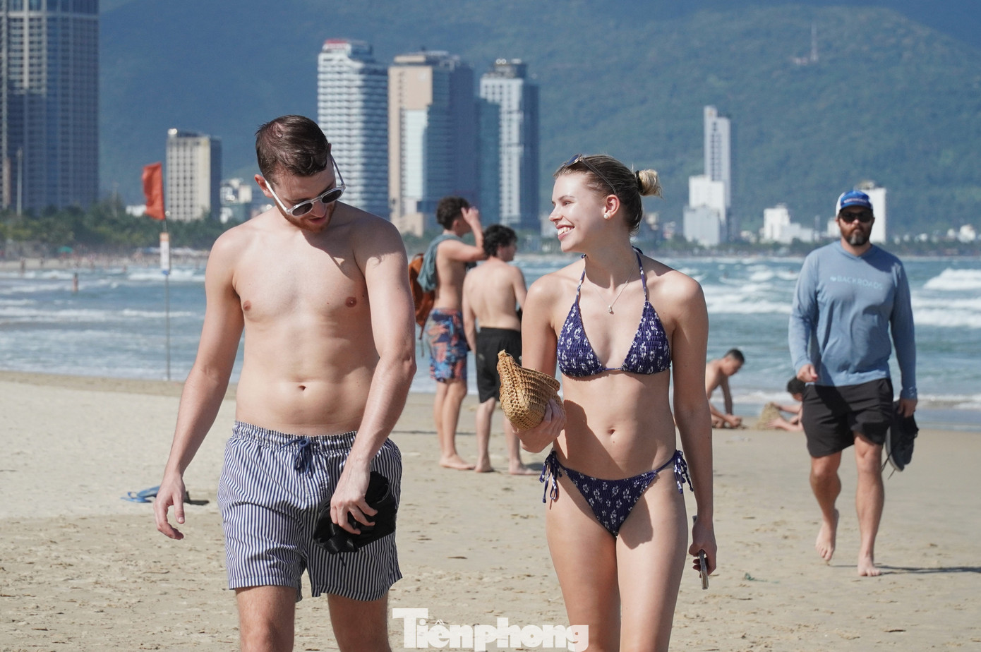 Kh&aacute;ch T&acirc;y đổ ra biển Đ&agrave; Nẵng đ&ocirc;ng kh&ocirc;ng tưởng- Ảnh 19.