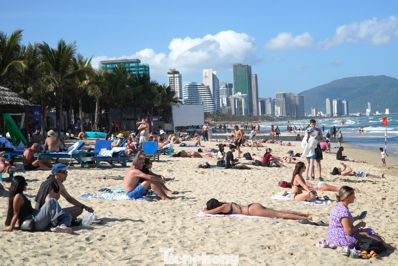 Kh&aacute;ch T&acirc;y đổ ra biển Đ&agrave; Nẵng đ&ocirc;ng kh&ocirc;ng tưởng- Ảnh 2.