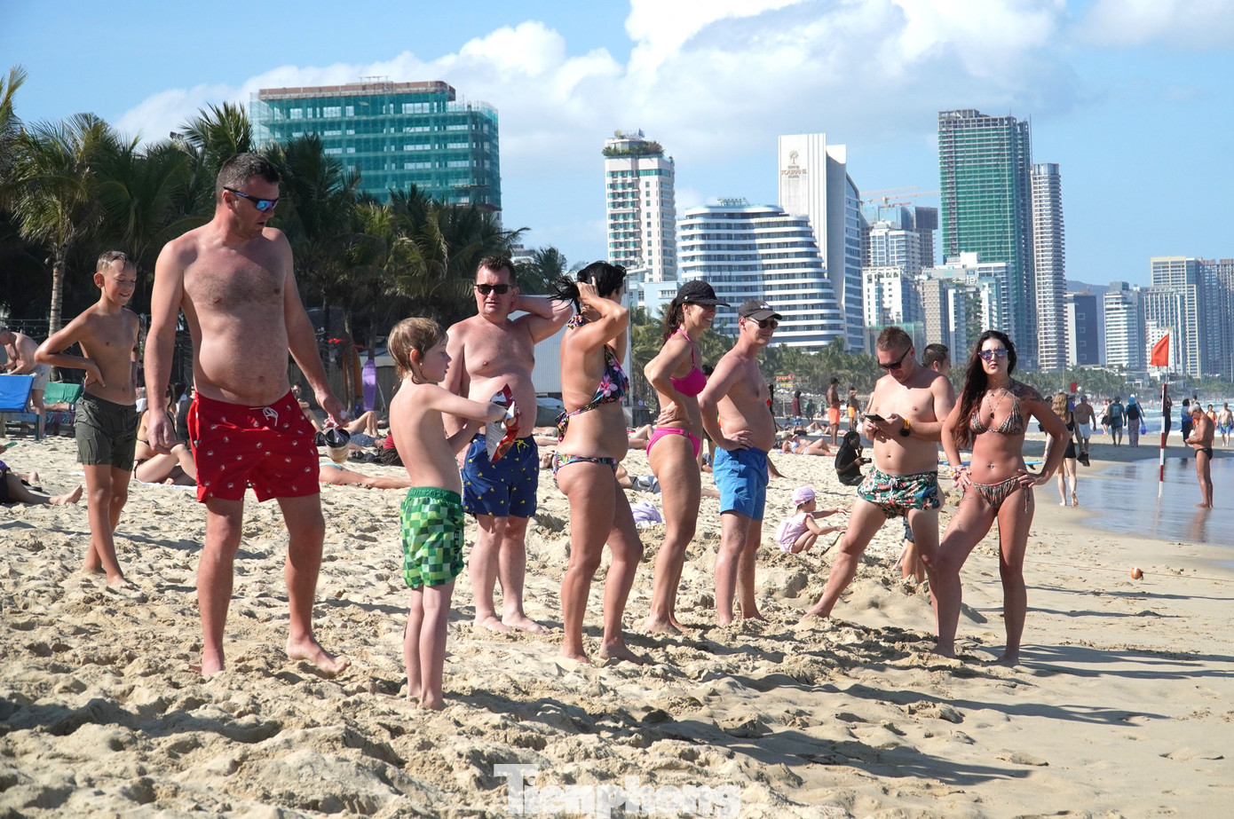 Kh&aacute;ch T&acirc;y đổ ra biển Đ&agrave; Nẵng đ&ocirc;ng kh&ocirc;ng tưởng- Ảnh 18.