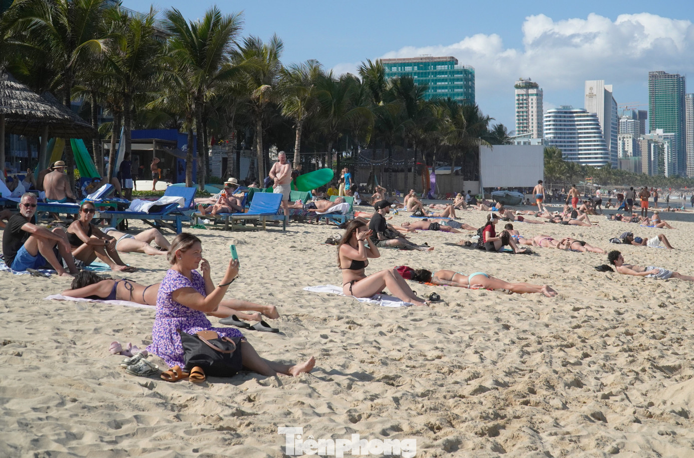 Kh&aacute;ch T&acirc;y đổ ra biển Đ&agrave; Nẵng đ&ocirc;ng kh&ocirc;ng tưởng- Ảnh 20.