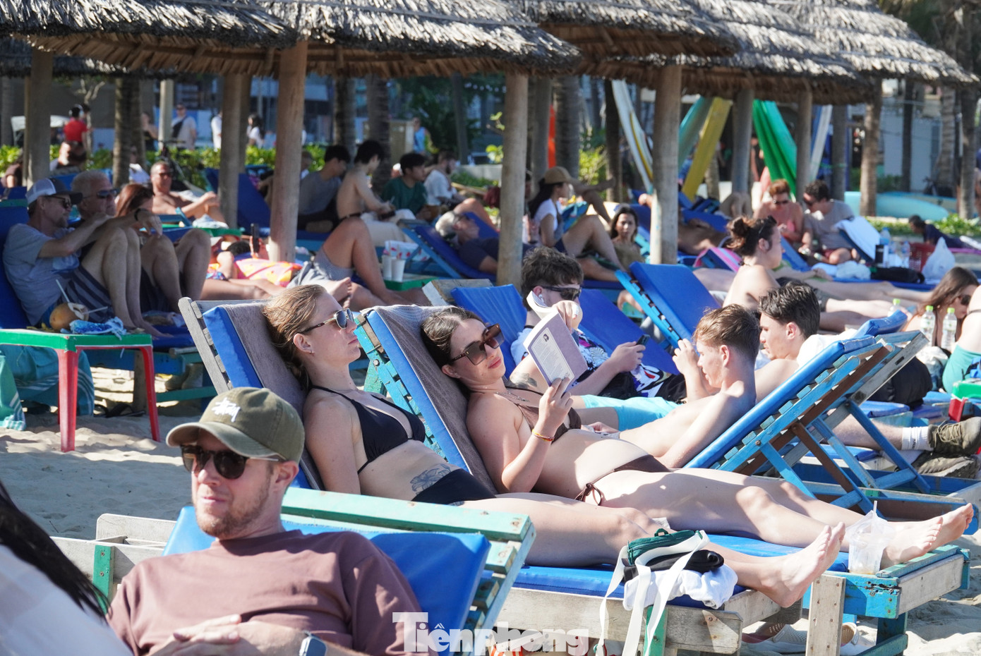Kh&aacute;ch T&acirc;y đổ ra biển Đ&agrave; Nẵng đ&ocirc;ng kh&ocirc;ng tưởng- Ảnh 16.
