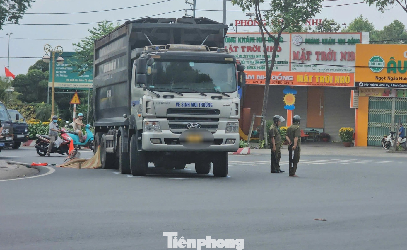 Người phụ nữ tử vong dưới b&aacute;nh xe tải chiều 26 Tết- Ảnh 2.