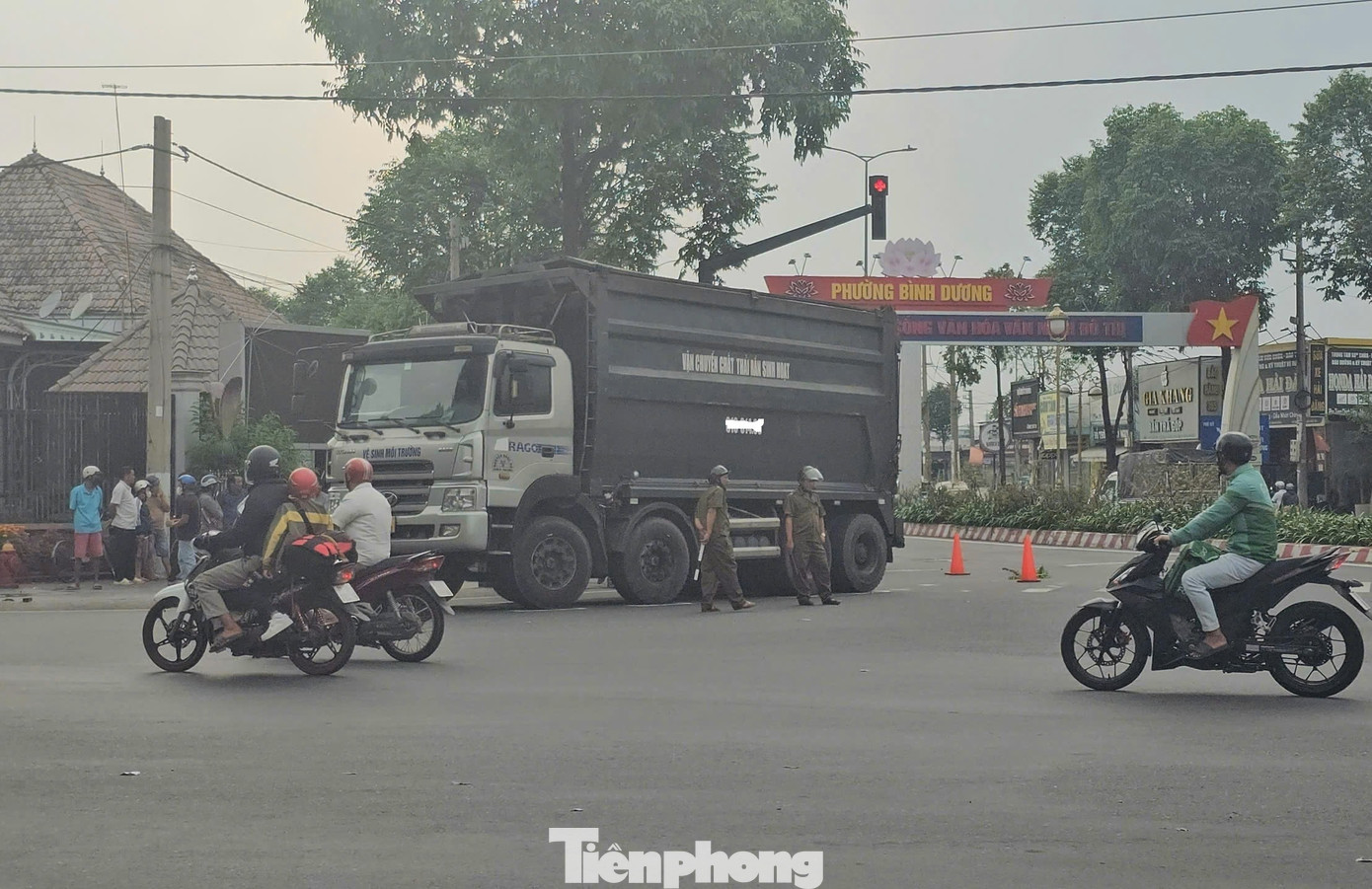 Người phụ nữ tử vong dưới b&aacute;nh xe tải chiều 26 Tết- Ảnh 1.