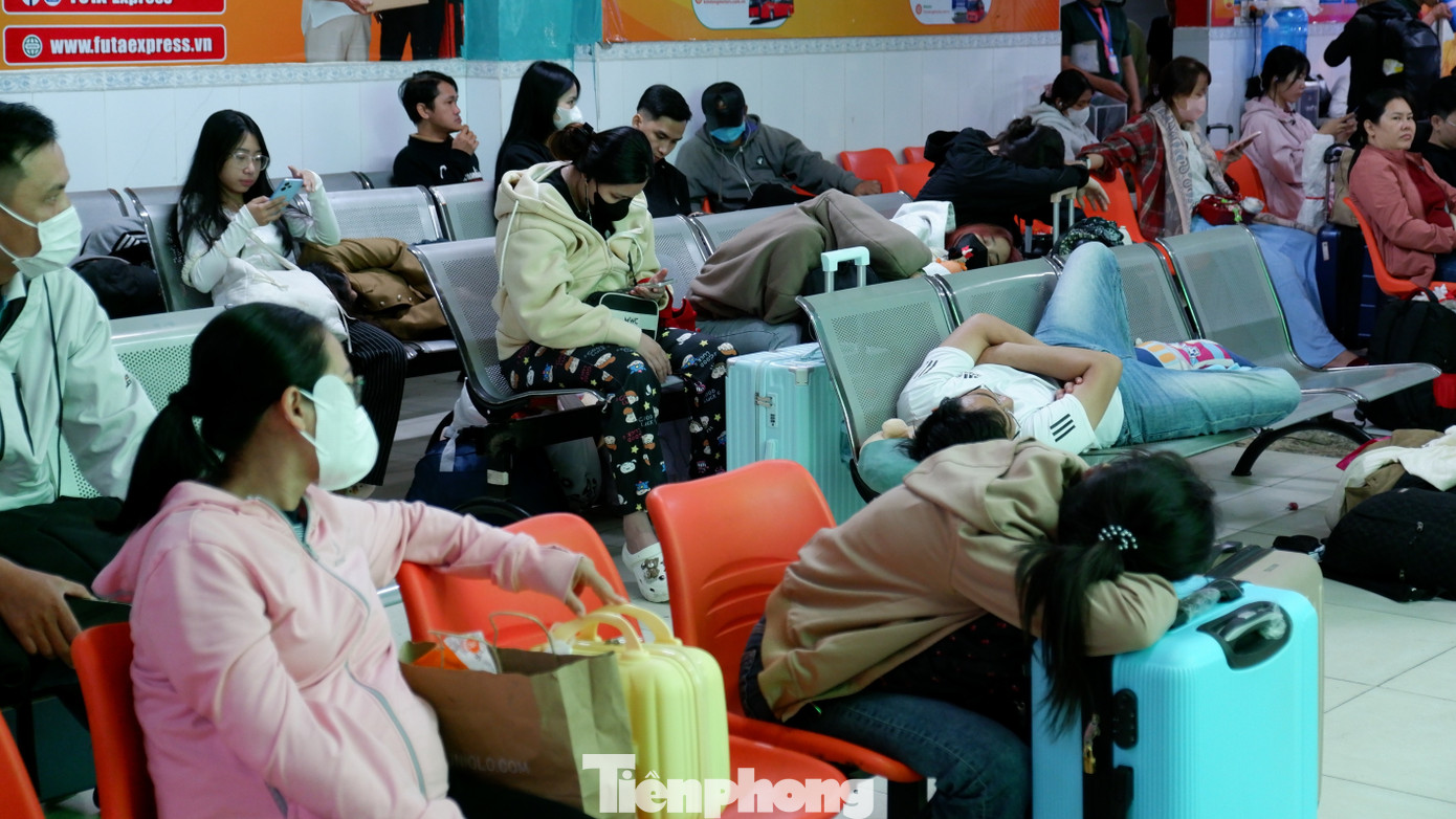 Trắng đ&ecirc;m ở bến xe Miền T&acirc;y: H&agrave;ng ngh&igrave;n người chen ch&acirc;n chờ xe về qu&ecirc; đ&oacute;n Tết- Ảnh 1.