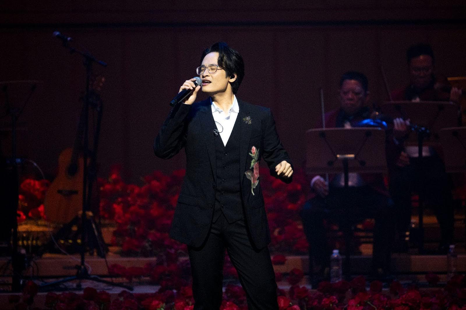 1 ca sĩ Việt c&oacute; mức c&aacute;t-s&ecirc; chạm mức 1,5 tỷ đồng/show, h&aacute;t 2-3 b&agrave;i: Học vấn cũng đỉnh n&oacute;c kịch trần- Ảnh 1.