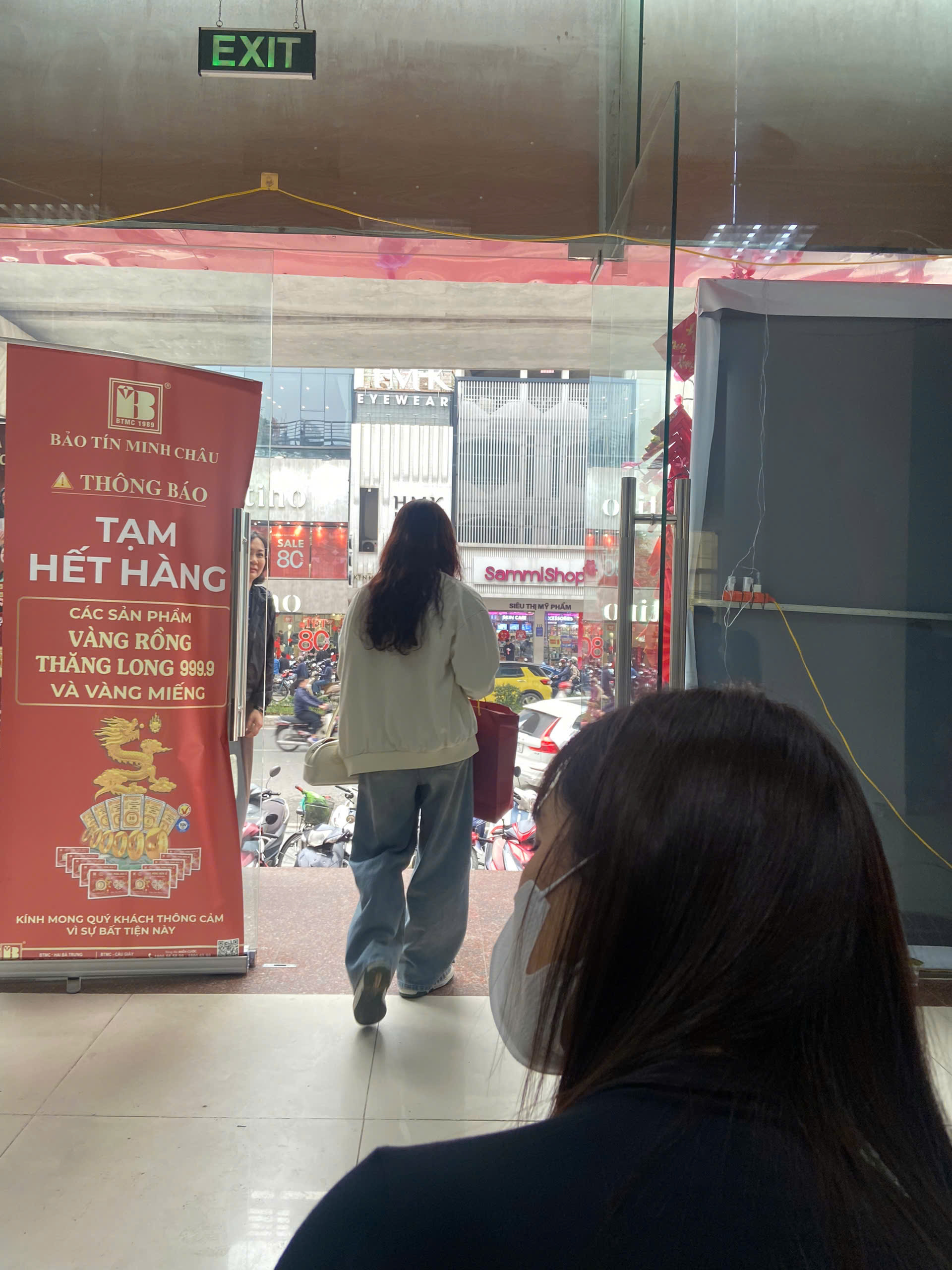 Tiệm vàng hôm nay: Dân văn phòng xin nghỉ Tết sớm đi mua vàng, xếp hàng từ sáng, đông như siêu thị- Ảnh 7. Tiệm vàng hôm nay: Dân văn phòng xin nghỉ Tết sớm đi mua vàng, xếp hàng từ sáng, đông như siêu thị- Ảnh 7.