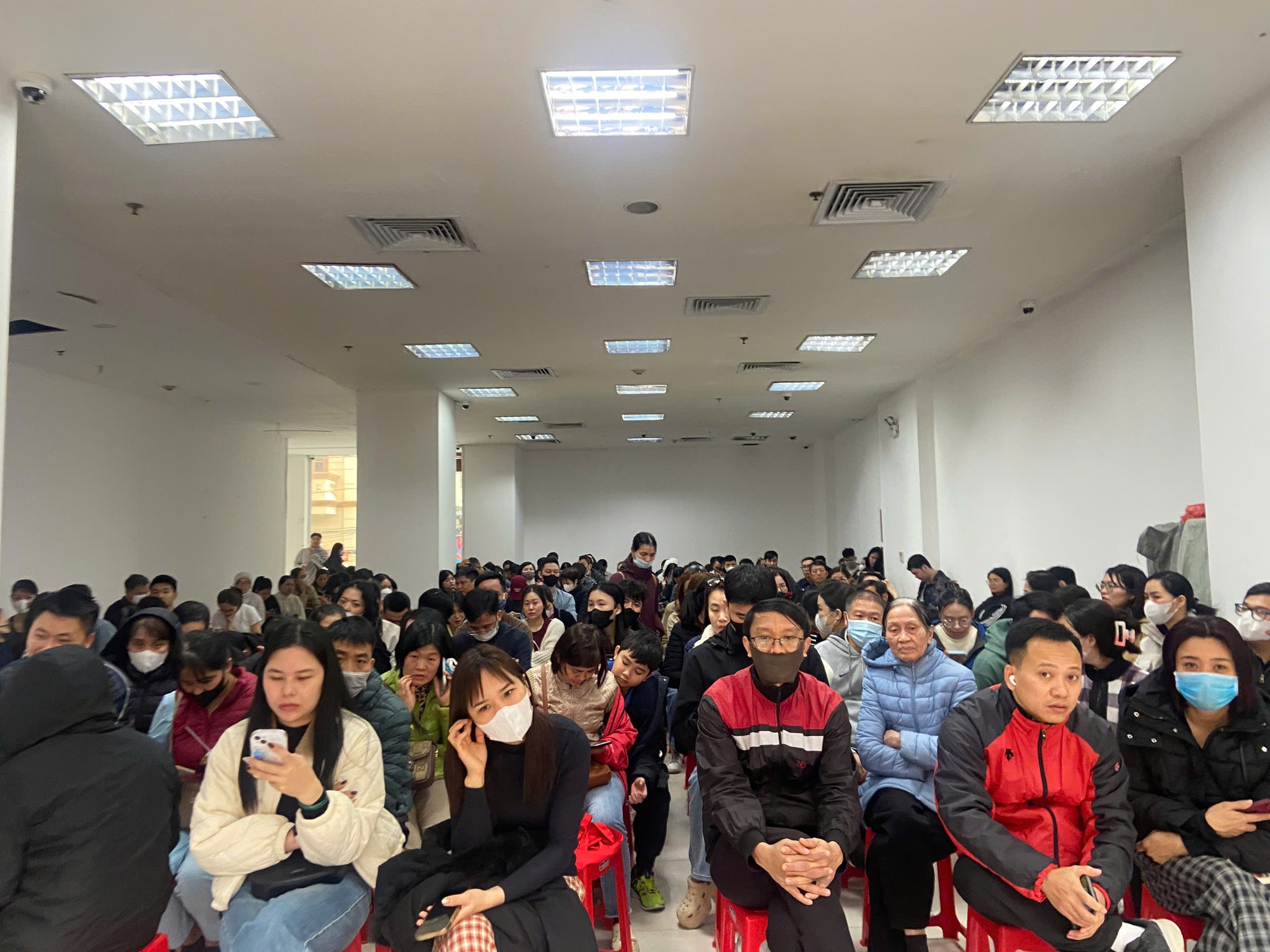 Tiệm vàng hôm nay: Dân văn phòng xin nghỉ Tết sớm đi mua vàng, xếp hàng từ sáng, đông như siêu thị- Ảnh 4. Tiệm vàng hôm nay: Dân văn phòng xin nghỉ Tết sớm đi mua vàng, xếp hàng từ sáng, đông như siêu thị- Ảnh 4.