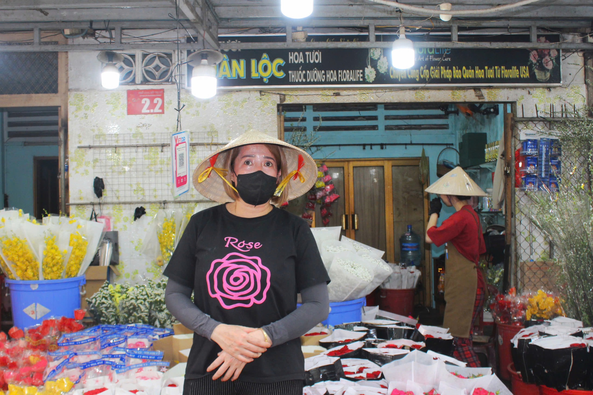 VIDEO: Valentine v&agrave;o s&aacute;t Tết, nhiều sạp hoa ở TPHCM đ&igrave;u hiu- Ảnh 2.